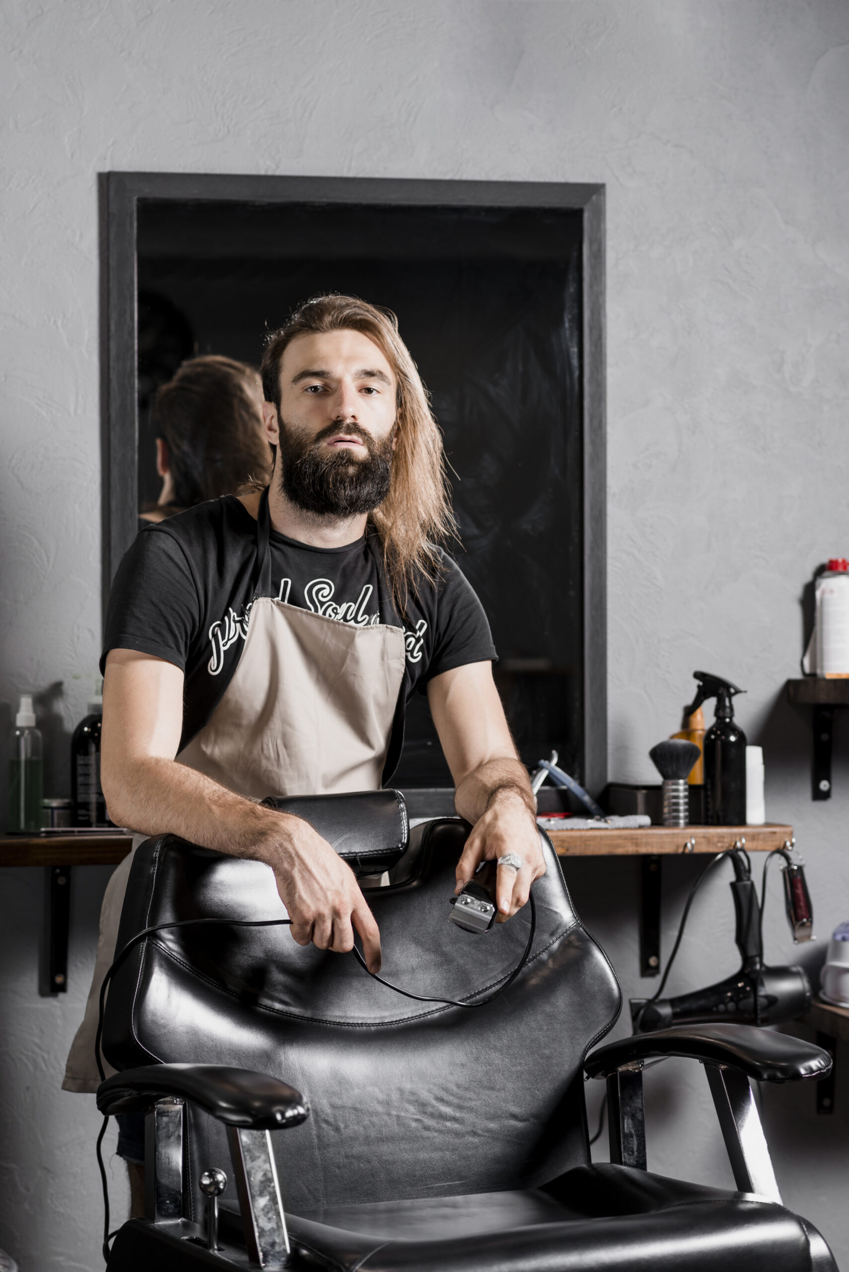 portrait-male-hairdresser-looking-camera